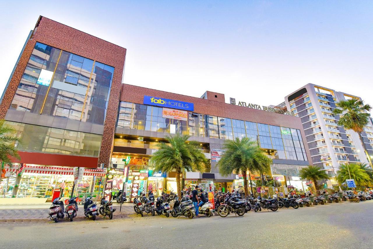 Fabhotel Happinex Surat Buitenkant foto
