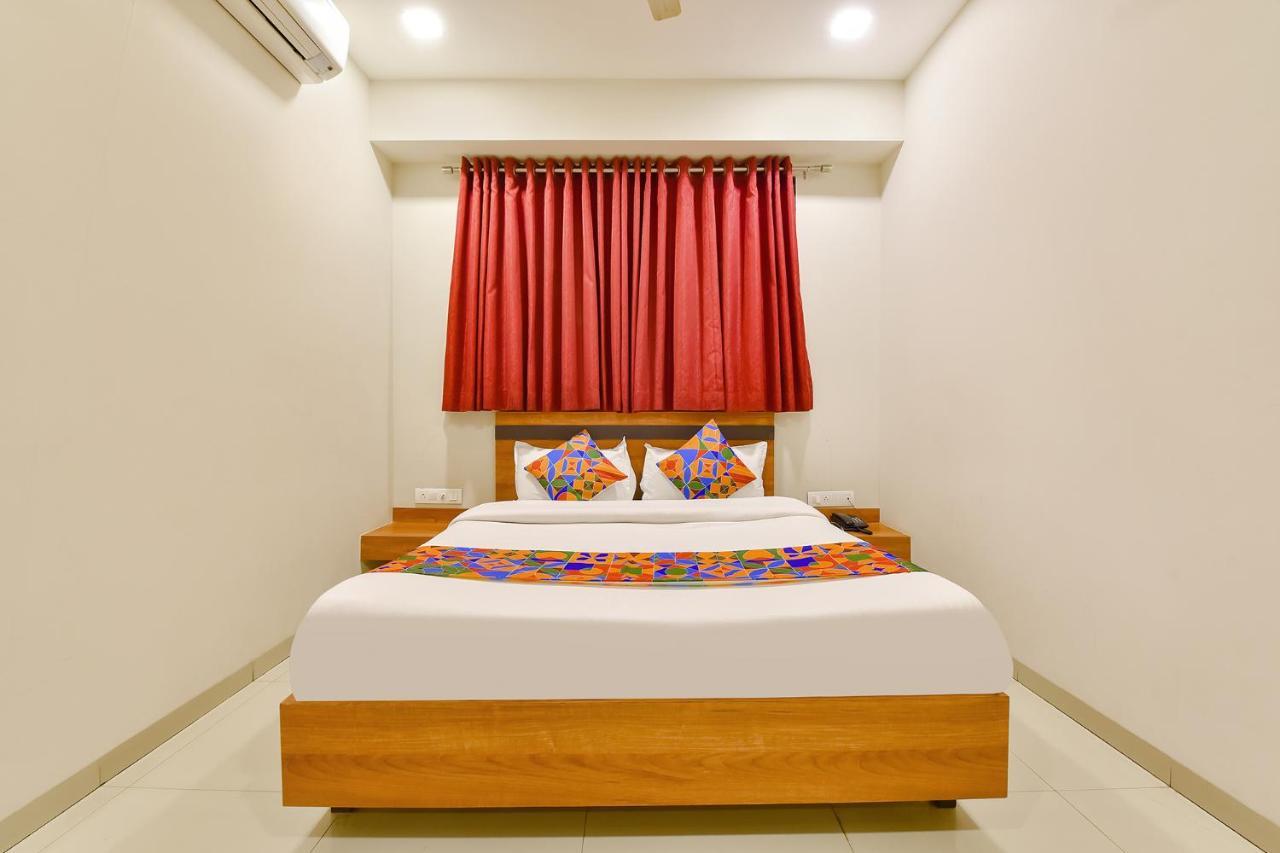 Fabhotel Happinex Surat Buitenkant foto