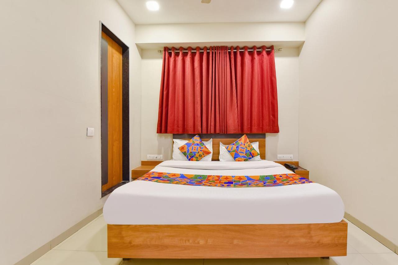 Fabhotel Happinex Surat Buitenkant foto