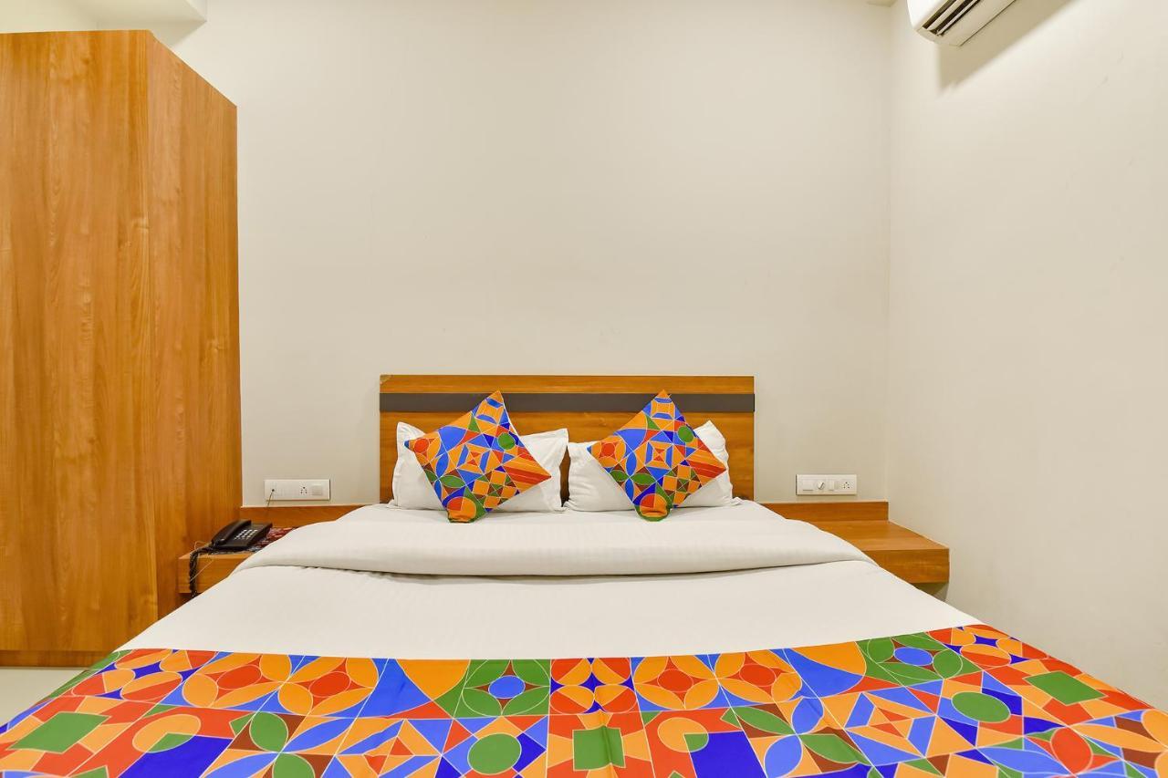 Fabhotel Happinex Surat Buitenkant foto