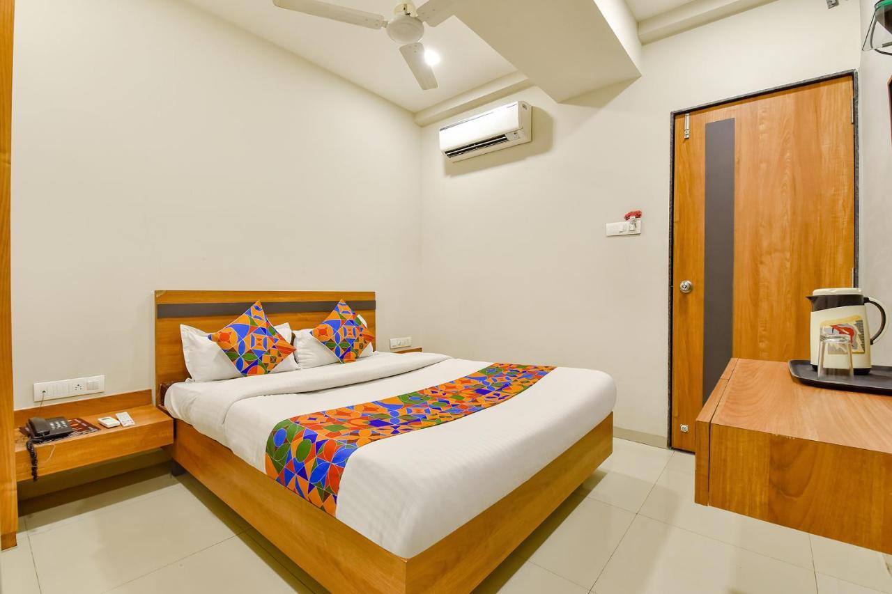 Fabhotel Happinex Surat Buitenkant foto