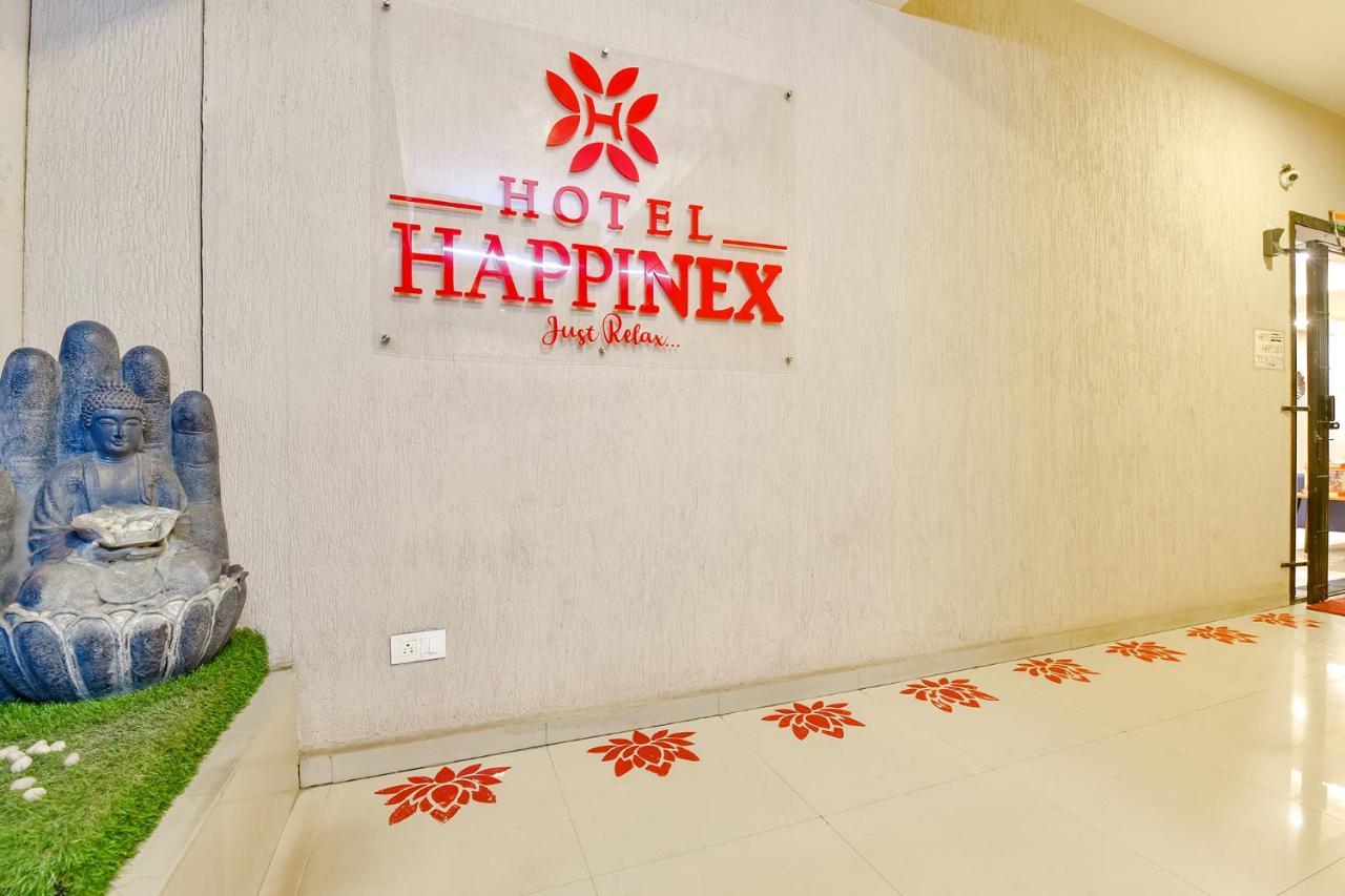Fabhotel Happinex Surat Buitenkant foto