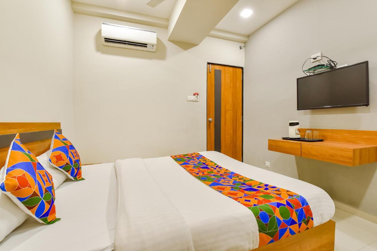 Fabhotel Happinex Surat Buitenkant foto