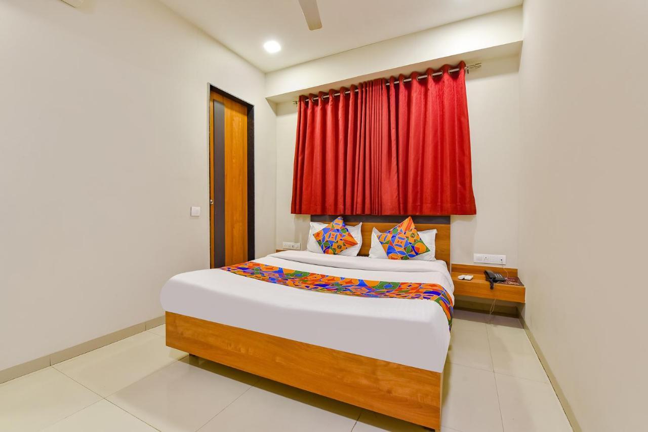 Fabhotel Happinex Surat Buitenkant foto